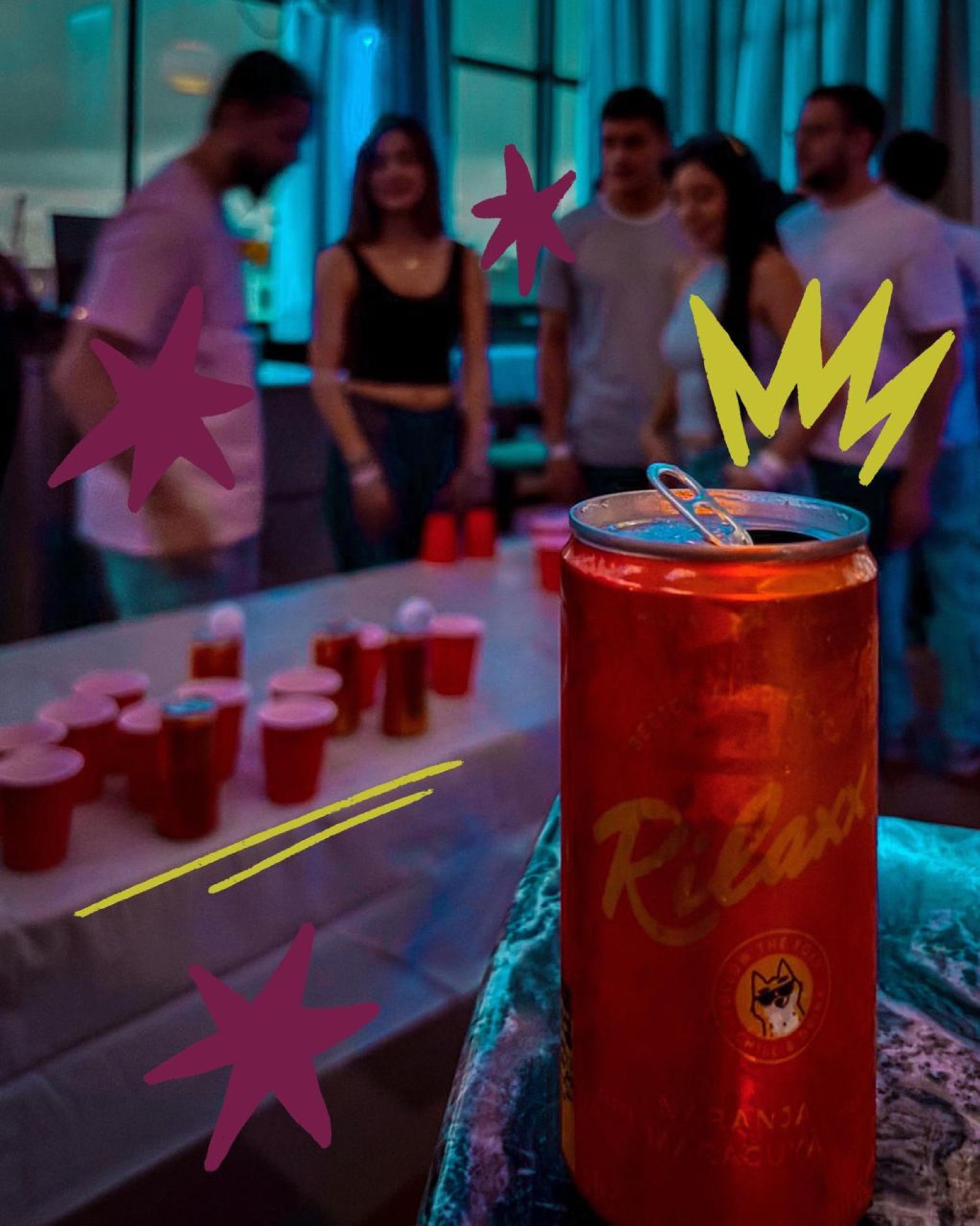 Cooler con vasos rojos — la noche servida